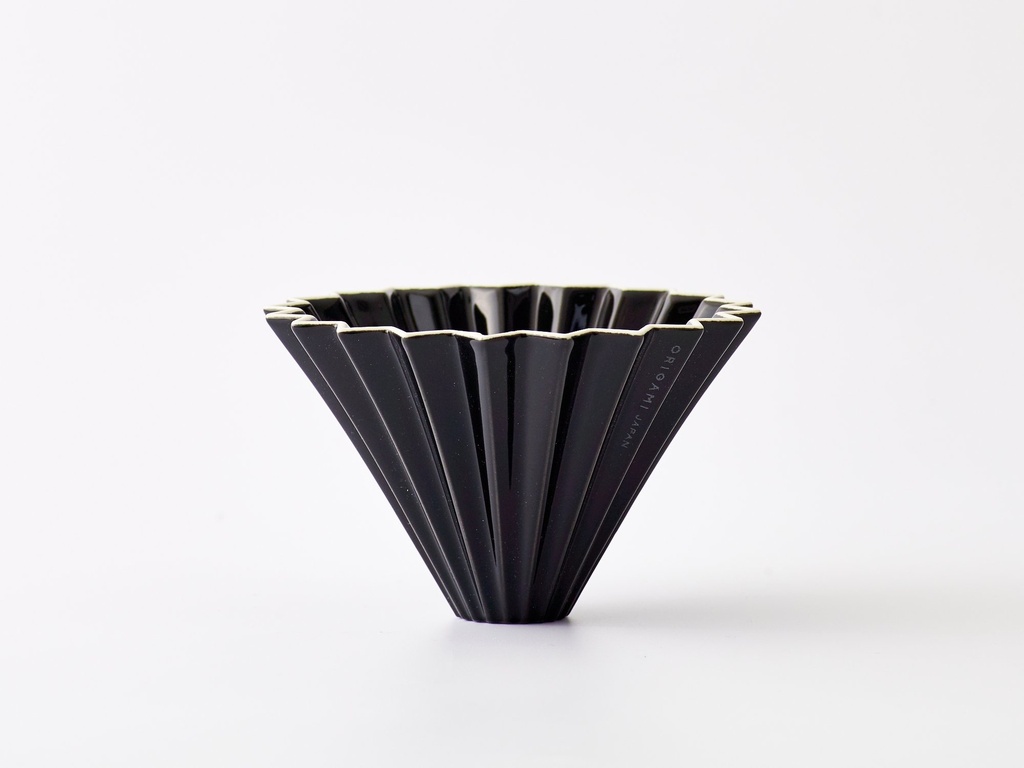 Black Origami Dripper M with Plastic Holder